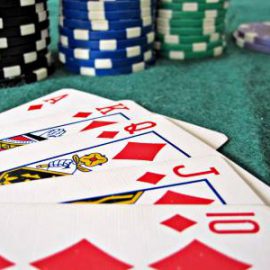 Pokeraar geeft winsten aan bij belastingdienst en verliest bijstand